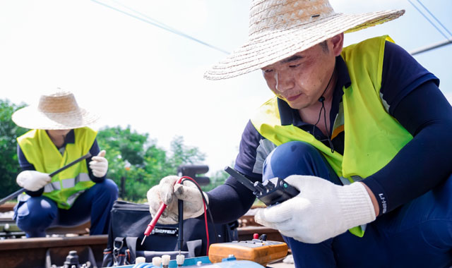 組圖 | 頭頂烈日 他們?yōu)榈罔F乘客送清涼