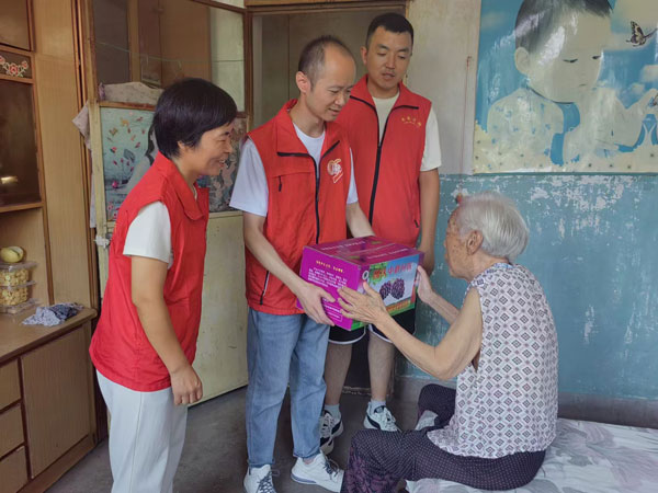 志愿服務進“萄”園 傳遞真情暖人心