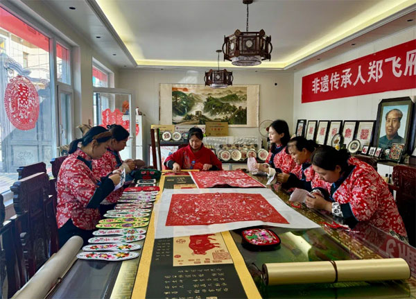 定邊剪紙市級非遺傳承人鄭飛雁——妙手生花 雕鏤時光