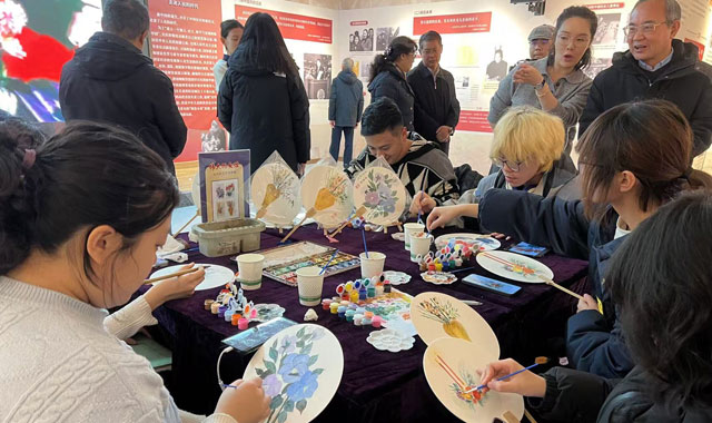 “偉大的女性——宋慶齡生平事跡展”校園巡