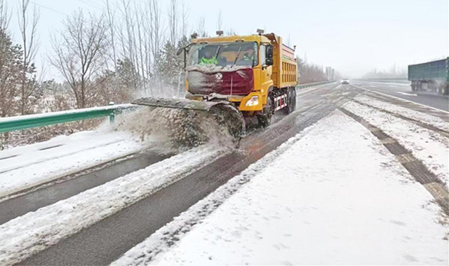 陜西高速：除雪保通 保障安全出行