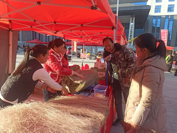 洛南山城年味漸濃 秦嶺深處年貨“上新”