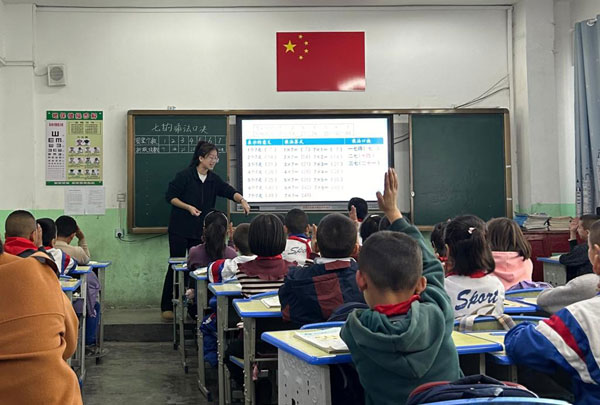 報效祖國 建功西部丨南疆“村小”的春天