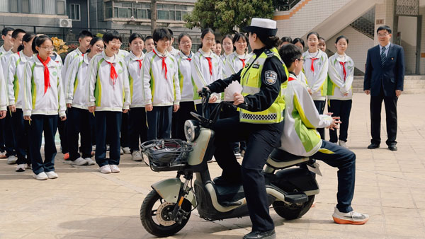 从纸上到路上 西安公安新城交警让交通安全宣教“活”起来