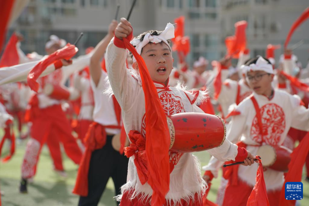4月8日，西安辅轮中学学生在阳光体育大课间30分钟练习腰鼓。