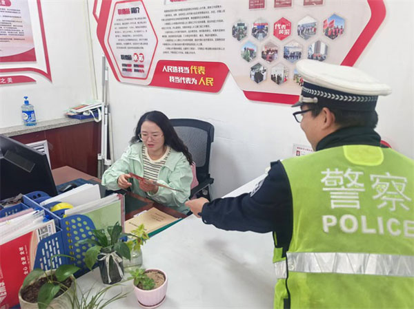 交通宣傳進社區(qū) “面對面”嘮安全