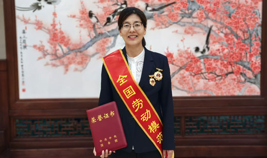 楊銀娟：用堅(jiān)守點(diǎn)亮萬(wàn)家燈火