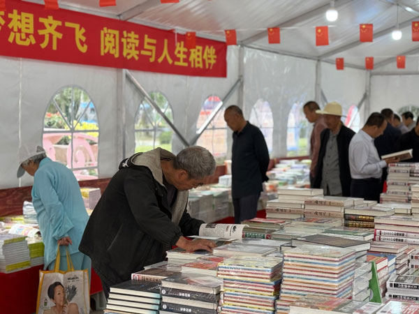 陳倉區(qū)舉辦全民閱讀活動(dòng)暨圖書捐贈(zèng)儀式