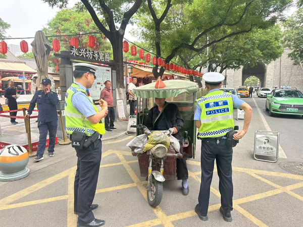 西安公安交管新城大队“多向发力” 解锁永兴坊畅行密码