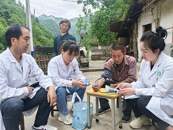 服务群众零距离 送医送药暖民心——柞水县政协开展“问诊送药”联系界别群众活动