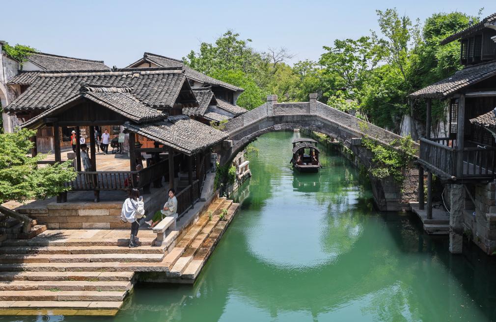China's tourism heats up for early summe