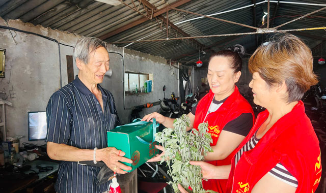 夏色倚青艾 香囊繡瑞符