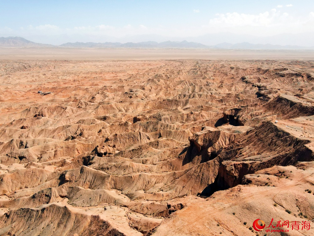 'Mars-like' red cliff region in NW China's Qinghai attracts tourists