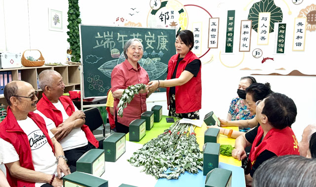 端午鄰里情意濃