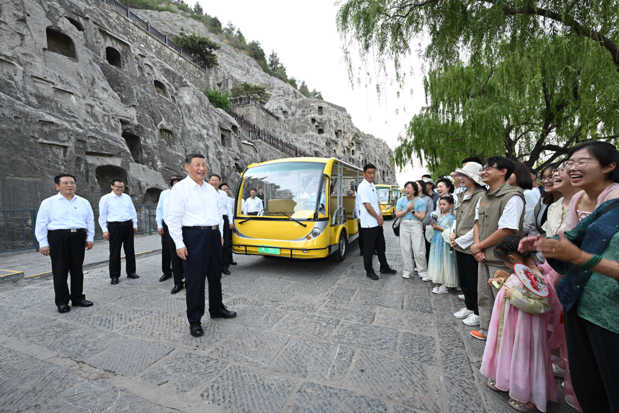 5月19日，習(xí)近平在洛陽(yáng)龍門石窟考察時(shí)，同游客親切交流。