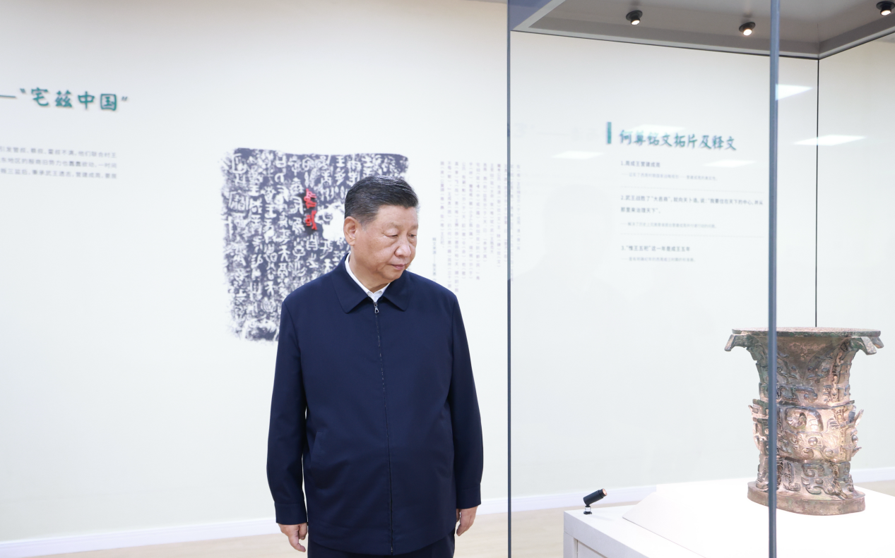 2024年9月10日，習(xí)近平總書記在前往甘肅考察途中，來(lái)到陜西寶雞參觀寶雞青銅器博物院。
