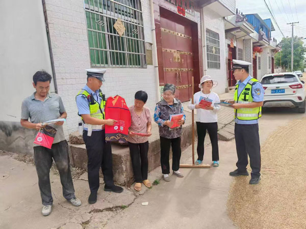 眉县交警送安全进村 暖心礼物守护出行