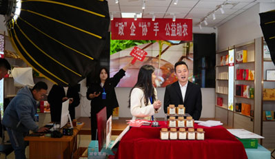 黃龍縣政協(xié)創(chuàng)新“委員公益助農(nóng)直播”模式助