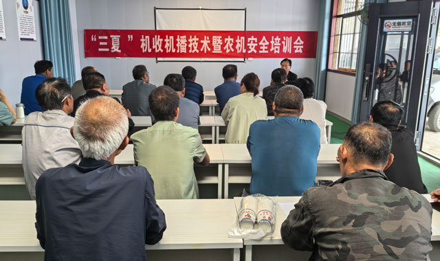 農(nóng)機(jī)馳騁戰(zhàn)“三夏” 顆粒歸倉保豐收——渭南市農(nóng)業(yè)農(nóng)村局助力“三夏”生產(chǎn)小記