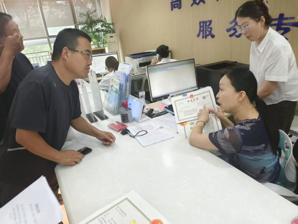 西安市灞橋區(qū)市場監(jiān)管局開展“一把手走流程、坐窗口、跟執(zhí)法”活動