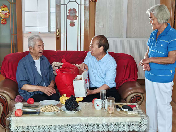 鎮(zhèn)安：“七一”慰問觀影雙行 情暖桑榆薪火傳