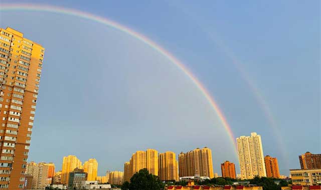 絕美雙彩虹驚現(xiàn)西安 雨后天空綻放夢幻奇觀