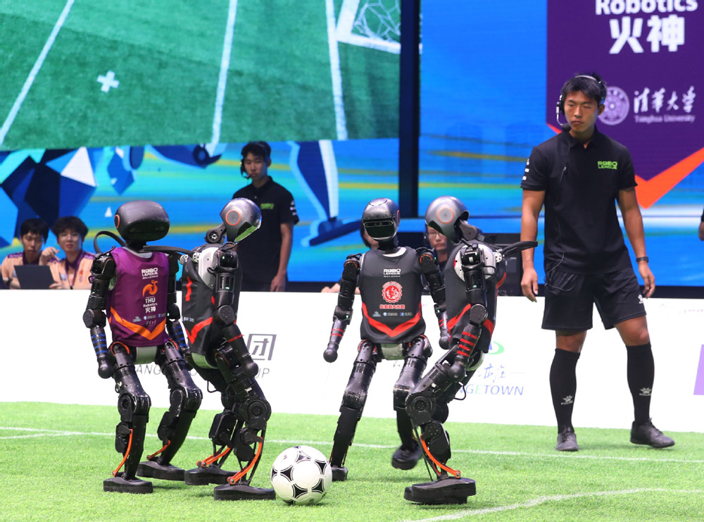 China Buzz: China holds first AI-powered robot football match