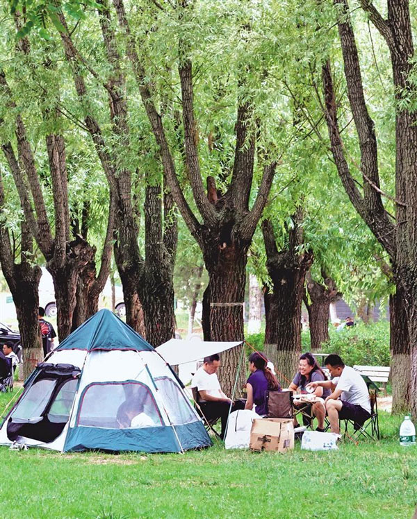 7月6日，延安市民在西北川公园露营，乐享夏日户外惬意时光。 本报通讯员 王德荣摄