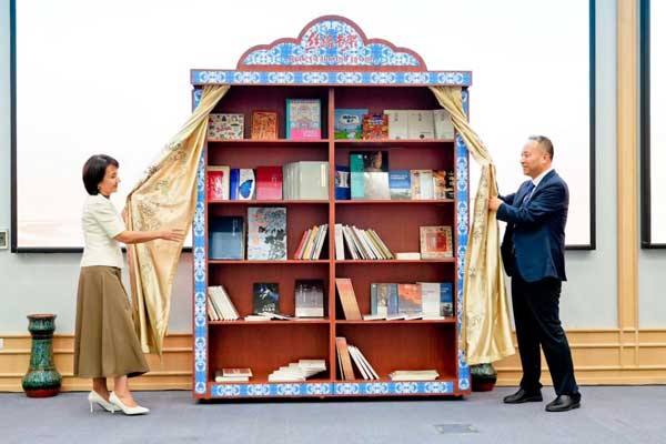 “走讀絲路·行閱中亞”2025跨國(guó)圖書出版交