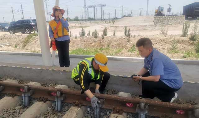 巡檢夫妻檔 新豐鎮(zhèn)車站的“鐵軌衛(wèi)士”