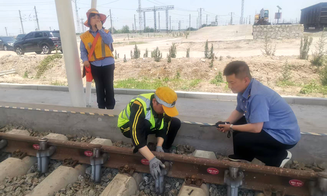 巡檢夫妻檔 新豐鎮(zhèn)車站的“鐵軌衛(wèi)士”
