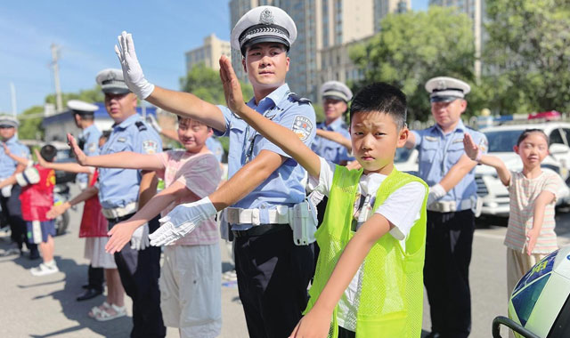 小學(xué)生警營里“零距離”學(xué)交通安全