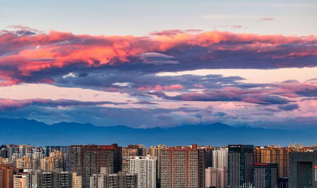 日出時(shí)分 西安天空再現(xiàn)絢麗美景