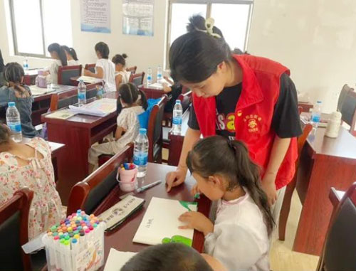 寶雞市鳳縣河口鎮(zhèn)：大學(xué)生志愿者化身“暑期導(dǎo)師” 為孩子成長(zhǎng)“充電續(xù)航”