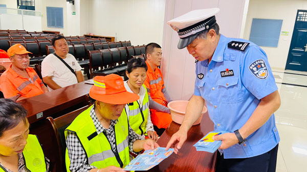 交通安全知識送給“城市美容師”