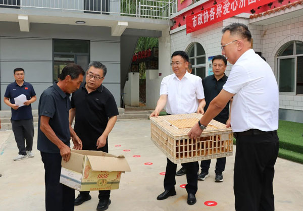 榆林市政協(xié)各界愛心濟困協(xié)會舉辦雞苗發(fā)放活動