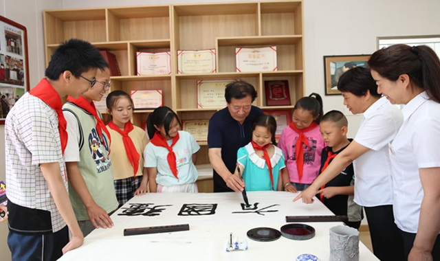 徐崇林委員：用筆墨與書香鋪就履職路