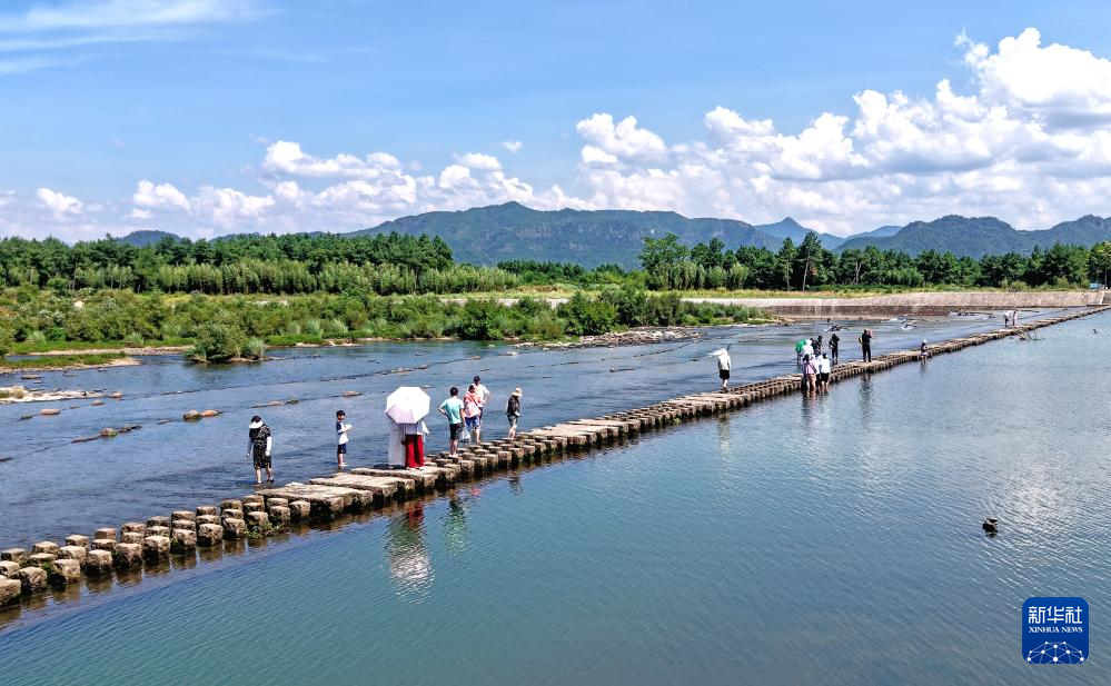 8月11日，游人在浙江省台州市仙居县永安溪白塔镇段游玩（无人机照片）。新华社发（王华斌摄）