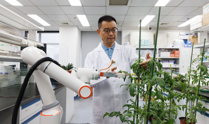 首臺(tái)全流程智能育種機(jī)器人亮相