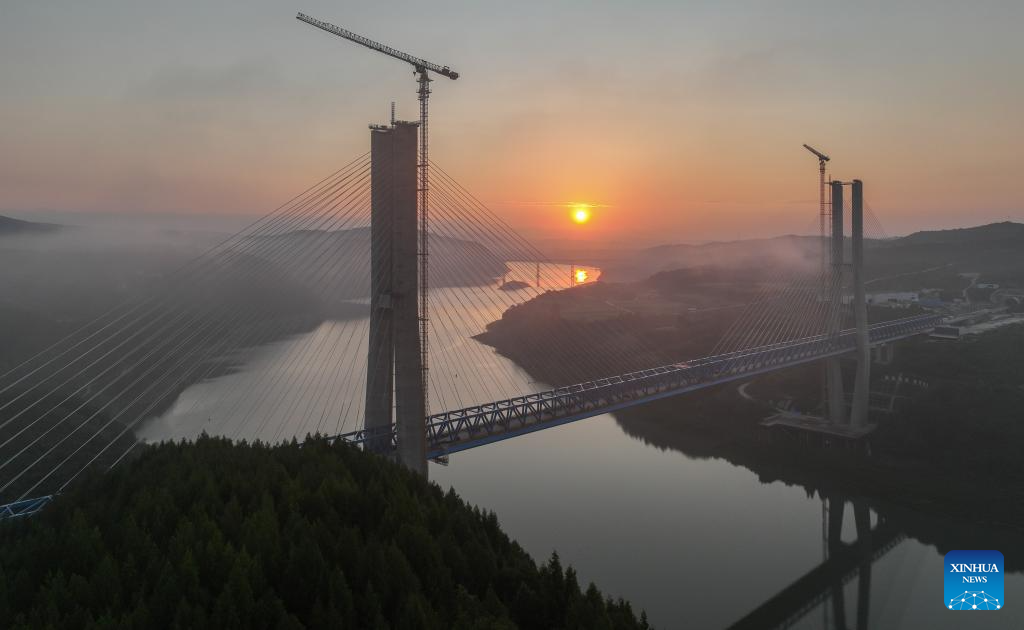 Hanjiang River bridge of Xi'an-Shiyan high-speed railway sees installation of steel-truss girde