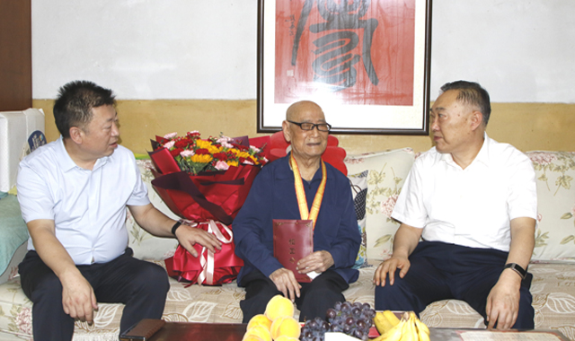 省政協(xié)走訪慰問(wèn)抗戰(zhàn)老兵并發(fā)放紀(jì)念章