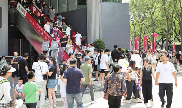 西安民生百貨解放路店煥新開業(yè) 老商場喚醒