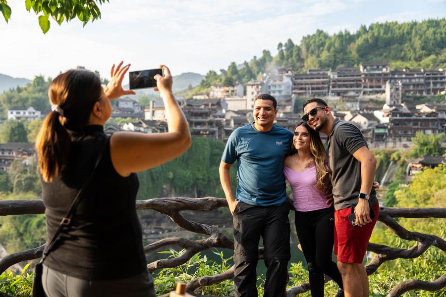 Foreign tourists explore more of China beyond big cities