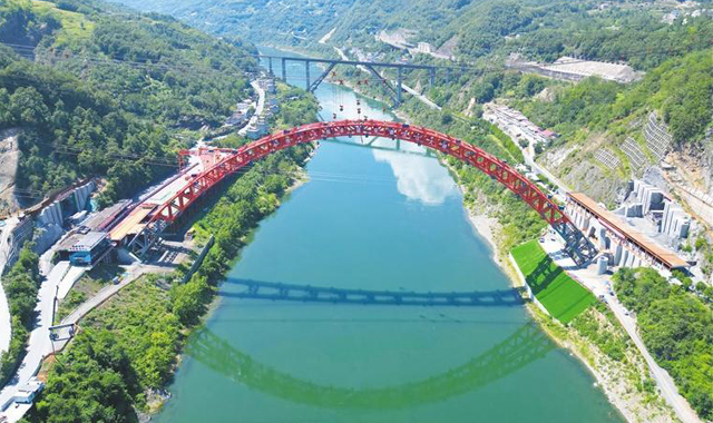 西渝高鐵安康漢江大橋拱肋合龍
