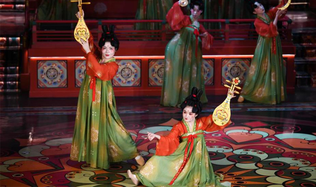西安：漢服展演引客來(lái)