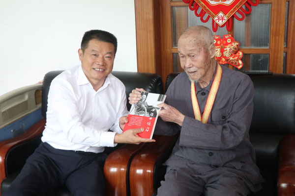 榆林市政协主席王华胜在靖边县看望慰问抗战老兵