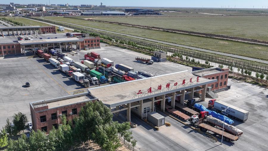 China-Mongolia border traffic surges at Erenhot