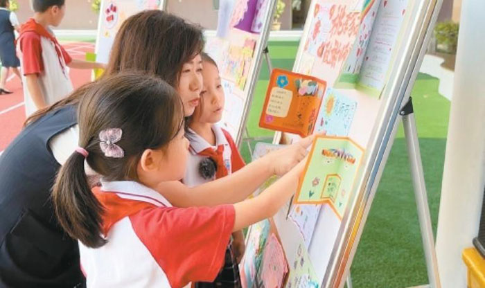 卡片藏心意 表彰顯溫情 別樣教師節(jié)活動致敬“引路人”