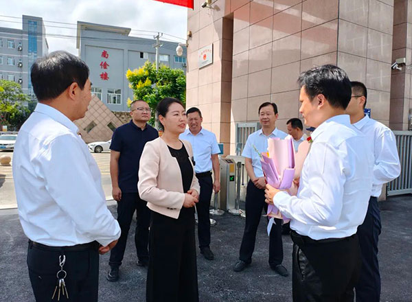 山陽縣政協(xié)走訪慰問學?！敖M團式”幫扶教師