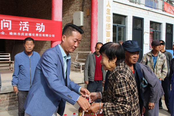 榆林市工商聯(lián)聯(lián)合愛心企業(yè)開展中秋節(jié)慰問活動